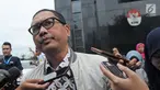 Ekspresi Direktur Utama (Dirut) PT Garuda Maintenance Facility (GMF) AeroAsia, Iwan Joenarto saat dimintai keterangan awak media usai menjalani pemeriksaan di gedung KPK Jakarta, Senin (29/01). (Liputan6.com/Herman Zakharia)