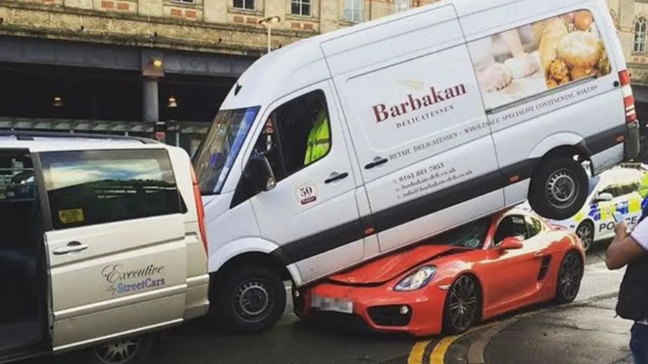 Seruduk Mobil Roti, Porsche Ini Malah Ditiban