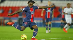 Penyerang Paris Saint-Germain (PSG), Moise Kean, melepaskan tendangan saat melawan Rennes pada laga Liga Prancis di Stadion Parc des Princes, Sabtu (7/11/2020). PSG menang dengan skor 3-0. (AP/Christophe Ena)