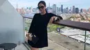 Menggunakan simpel dress hitam, Tatjana Saphira juga terlihat tampil dengan kacamata hitamnya. Penampilan Tatjana Saphira ini pun berhasil curi perhatian netizen. (Liputan6.com/IG/@tatjanasaphira)
