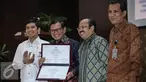(Ki-Ka) Menteri PANRB Yuddy Chrisnandi, Sekretaris Kabinet Pramono Anung, Ketua Ombudsman RI Amzulian Rifai, Deputi Bidang Pencegahan KPK Pahala Nainggolan saat acara Pencanangan Pembangunan Zona Integritas, Jakarta (29/3). (Liputan6.com/Faizal Fanani)