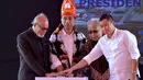 (Ki-ka) Wali Nanggroe Malik Mahmud Al Haytar, Presiden Jokowi, Gubernur Aceh Zaini Abdullah dan Menhub Ignasius Jonan menekan tombol sirine saat meresmikan Bandara Rembele, di Kabupaten Bener Meriah, Provinsi Aceh, Rabu (2/3). (Foto : Setpres)