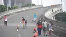 Sejumlah warga beraktivitas di Jalan Layang Non-Tol Antasari saat car free day di Jakarta, Minggu (14/1). Sedangkan, untuk Jl Antasari yang berada di bawah JLNT masih dapat dilalui kendaraan bermotor. (Liputan6.com/Immanuel Antonius)
