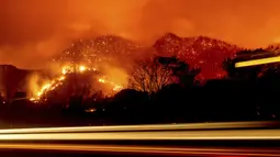 Dalam foto eksposur panjang ini menunjukkan bara api menyala pada lereng bukit saat Dixie Fire membakar dekat Milford di Lassen County, California, Amerika Serikat, Selasa (17/8/2021). Kebakaran hutan mengancam untuk menyebarkan ke beberapa wilayah di California utara. (AP Photo/Noah Berger)