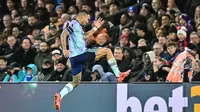 Momen striker Arsenal, Gabriel Jesus cetak gol ke gawang Crystal Palace di ajang Liga Inggris. (Glyn KIRK / AFP)