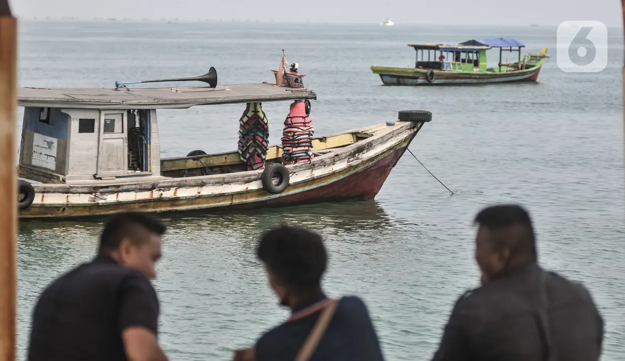 Kapal bersandar saat mengantarkan wisatawan ke Pulau Kelor, Kepulauan Seribu, Jakarta, Minggu (11/4/2021). Pariwisata Kepulauan Seribu mulai ramai dikunjungi wisatawan setelah beberapa waktu lalu Pemprov DKI membuka kembali seiring menurunnya kasus Covid-19. (merdeka.com/Iqbal S Nugroho)