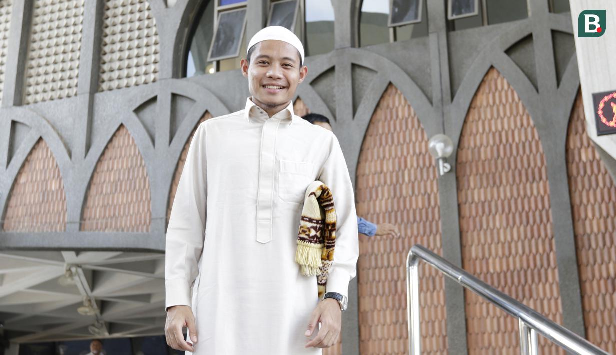 Pemain Timnas Indonesia, Evan Dimas, usai Salat Jumat di Masjid Islamic Center Valdesam, Thailand, Jumat, (16/11). Indonesia akan melawan Thailand pada laga Piala AFF 2018. (Bola.com/M. Iqbal Ichsan)