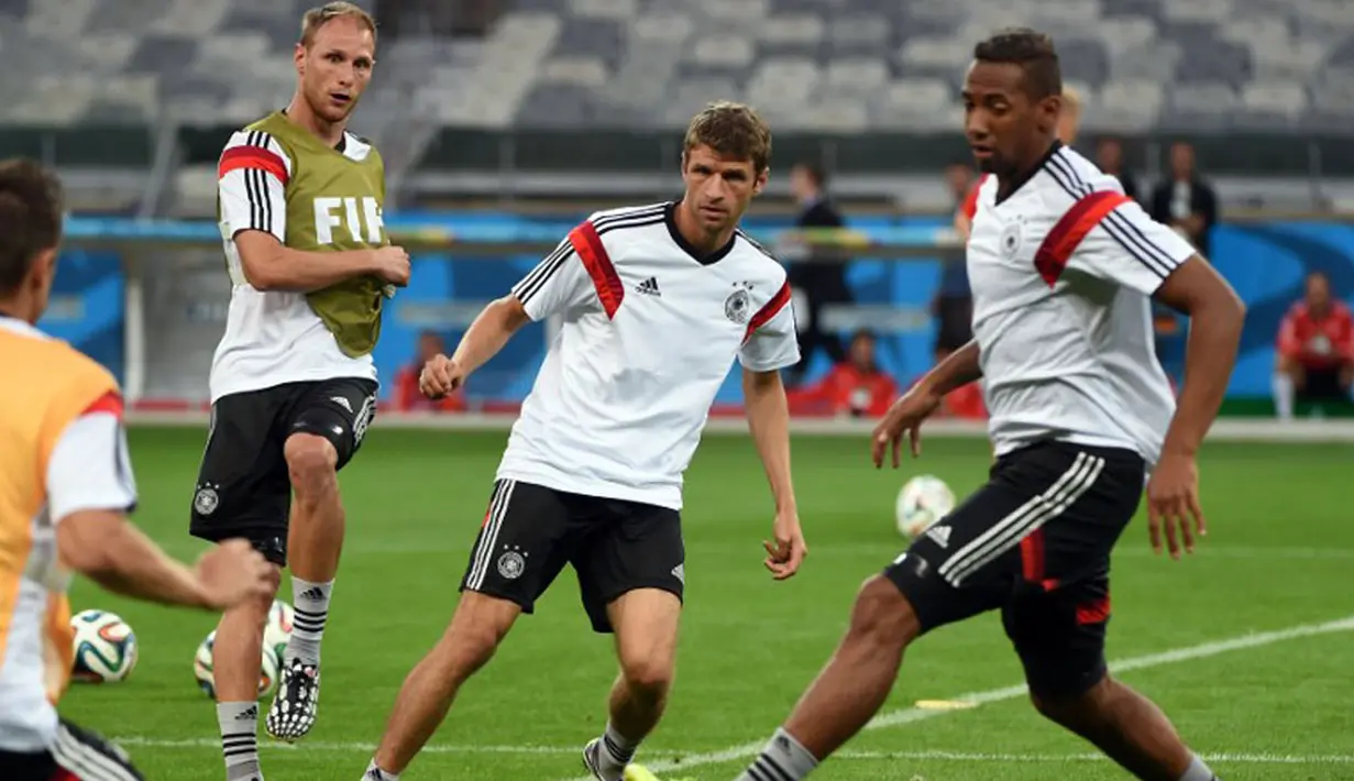 Gelandang Timnas Jerman, Thomas Mueller (kedua dari kanan), berlatih bersama Jerome Boateng dan Benedikt Hoewedes di Stadion Mineirao, Belo Horizonte (7/7/2014). (AFP PHOTO/Patrik Stollarz)