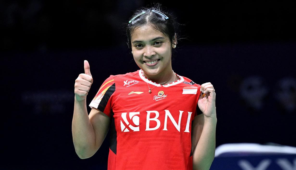 Selebrasi tunggal putri Indonesia, Gregoria Mariska Tunjung merayakan kemenangan atas wakil Korea Selatan, Sim Yu-jin pada partai pertama semifinal Piala Uber 2024 antara Indonesia menghadapi Korea Selatan di Hi-Tech Zone Sports Centre Gymnasium, Chengdu, China, Sabtu (4/5/2024). Gregoria Mariska Tunjung menang dua gim langsung (21-15, 21-13) untuk membawa Indonesia unggul 1-0. (AFP/Wang Zhao)