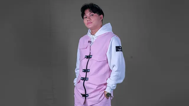 FOTO: Gaya Casual Rizky Febian saat di Luar Panggung, Tetap Menawan