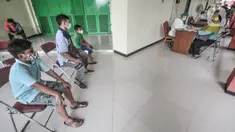 Warga mendaftar untuk menjalani tes Covid-19 di Gelanggang Olahraga Remaja (GOR) Kecamatan Makasar, Jakarta, Senin (17/5/2021). Pemkot Jakarta Timur menggelar tes Covid-19 gratis bagi warga yang baru tiba di Ibu Kota guna mencegah penyebaran virus Corona usai mudik. (merdeka.com/Iqbal S Nugroho)