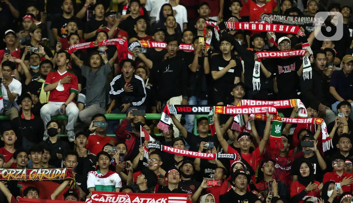 Suporter saat menyanyikan lagu kebangsaan Indonesia Raya jelang laga Timnas Indonesia U-19 melawan Vietnam U-19 pada kualifikasi grup A Piala AFF U-19 2022 di Stadion Patriot Candrabhaga, Bekasi, Jawa Barat, Sabtu (2/7/2022). Laga Timnas Indonesia U-19 melawan Vietnam U-19 berakhir imbang 0-0. (Liputan6.com/Helmi Fithriansyah)