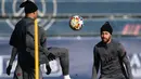 Pemain Paris Saint-Germain (PSG) Kylian Mbappe (kiri) dan Neymar menghadiri sesi latihan di tempat latihan klub Camp des Loges di Saint-Germain-en-Laye pada 14 Februari 2022. PSG akan menjamu Real Madrid pada leg pertama babak 16 besar Liga Champions, Rabu 16 Februari 2022. (FRANCK FIFE/AFP)