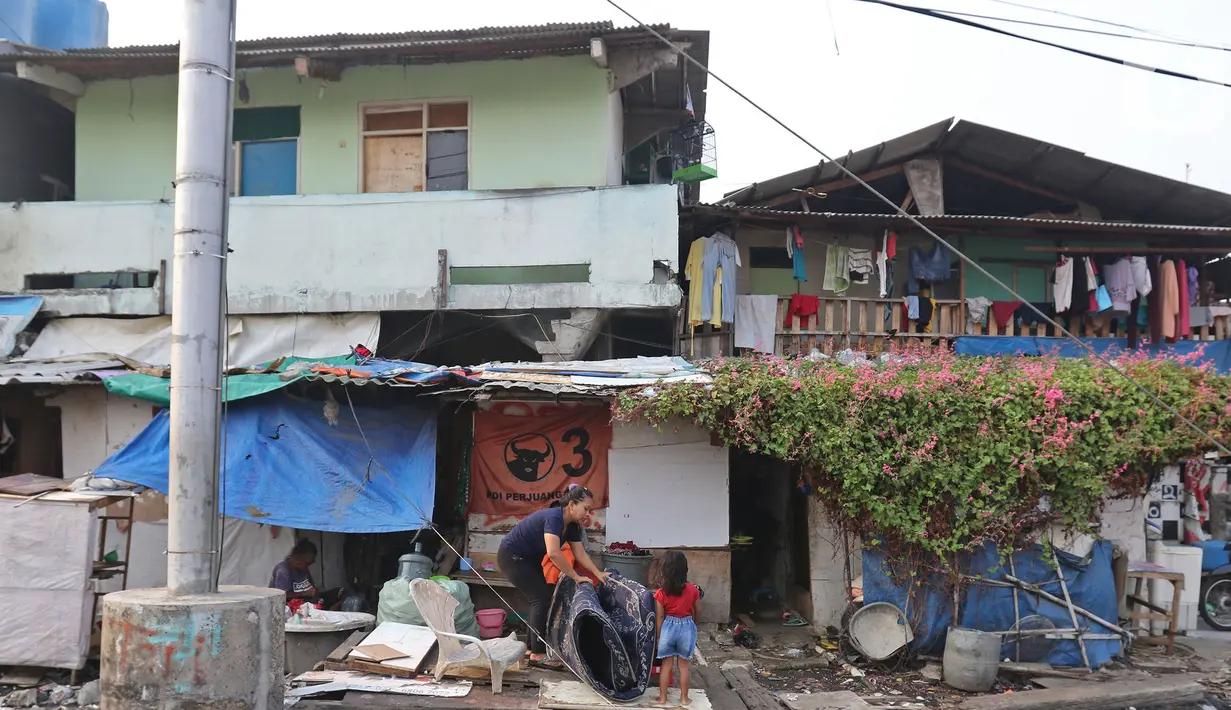 Aktivitas warga di Kampung Muka, Ancol, Jakarta, Selasa (5/11/2019). Pemprov DKI Jakarta mengusulkan anggaran konsultan penataan kampung kumuh sebesar Rp 556 juta per rukun warga (RW) pada rancangan APBD 2020. (Liputan6.com/Herman Zakharia)