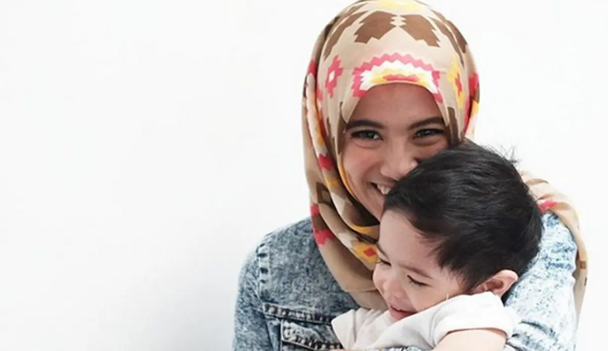 Alyssa Soebandono memang sudah memutuskan untuk berhijab setelah dirinya dipersunting si Gorgeous Dad, Dude Harlino. Pasangan muda ini juga telah dikaruniai satu orang anak laki-laki, Muhammad Dirgantara Ariendra Harlino. (Instagram/Alyssasoebandono)