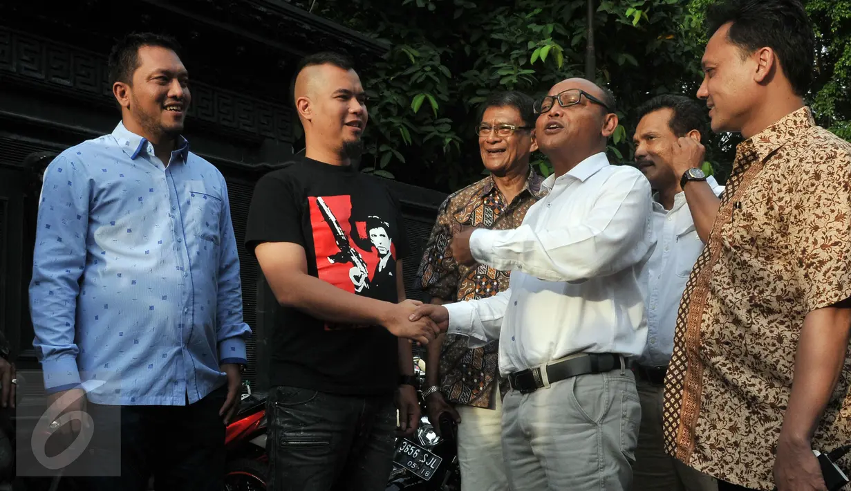 Ketua Tim Penjaringan Calon Gubernur (Cagub) DKI Jakarta dari Partai Gerindra Syarief berjabat tangan dengan Musisi Ahmad Dhani saat melakukan pertemuan di Kediaman Ahmad Dhani, Pondok Indah, Jakarta, Rabu (17/2). (Liputan6.com/Johan Tallo)