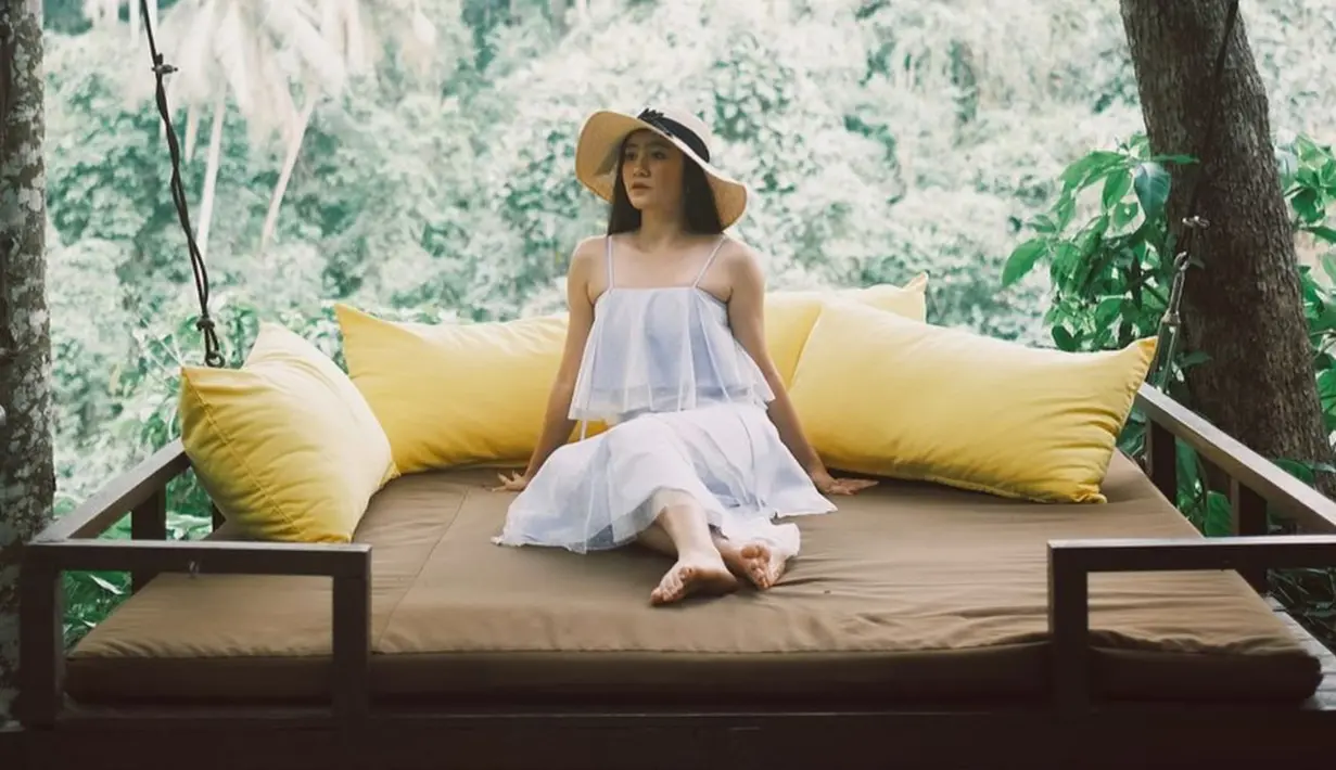 Saat sedang liburan, nampaknya Topi menjadi salah satu fashion item wajib yang harus dibawa oleh Febby. Dengan menggunakan topi, ia pun nampak makin memesona. (Liputan6.com/IG/febbyrastanty)