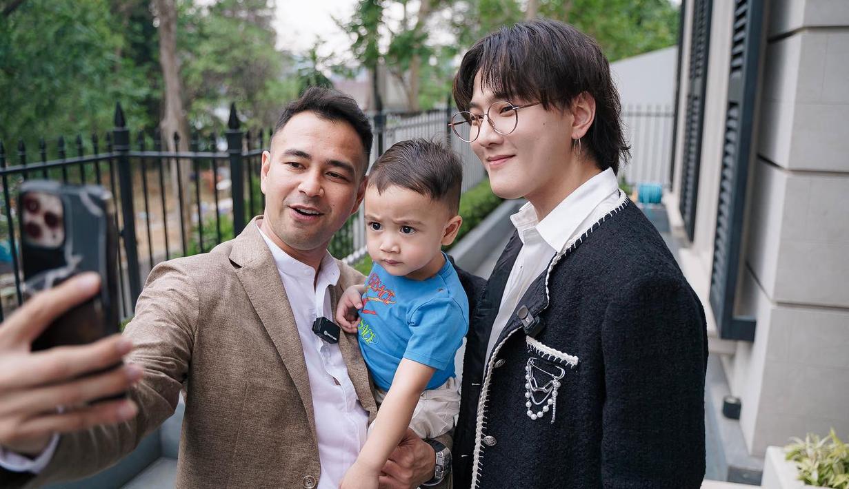 Tak ketinggalan DK iKON juga berfoto bersama anak bungsu Raffi, Cipung, bayi kesayangan se-Indonesia raya. (Foto: Instagram/ raffinagita1717)