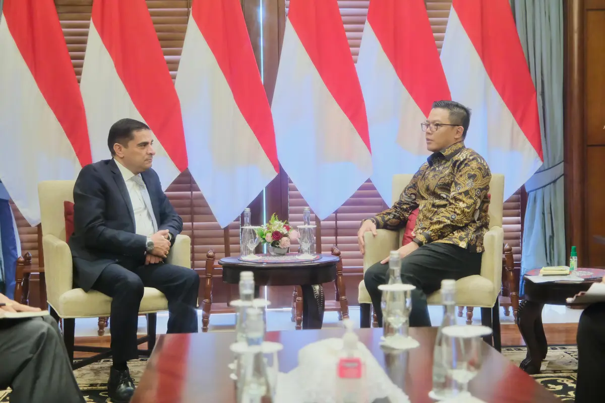 Duta Besar Yordania untuk Indonesia Sudqi Al Omoush (Kiri) dan Menteri Luar Negeri RI Sugiono (kanan) di Kantor Kementerian Luar Negeri RI. (dok. Adityo Karno/Kemlu RI)