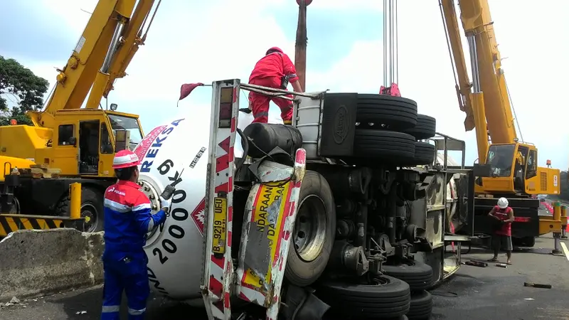 Truk LPG Pertamina Terguling