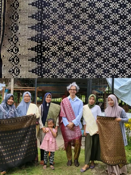 Didiet Maulana menerangkan, busana ini diciptakan karena terinspirasi langit malam yang bersinar karena pesona bintang. Foto ini potret para penenun yang membuat karya songket Aceh nan indah yang membalut tubuh Ariel Tatum. Tara Gemilang diciptakan dari tenunan songket penuh cinta oleh para penenun muda di bumi Serambi Makkah. (Foto: Dok. Instagram @didietmaulana)