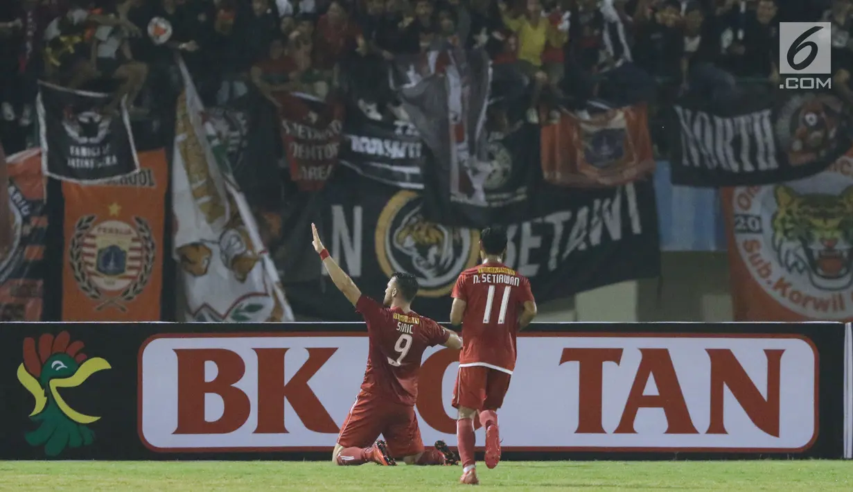 Pemain depan Persija, Marko Simic (kiri) merayakan gol ke gawang PSMS pada laga pertama semifinal Piala Presiden 2018 di Stadion Manahan, Solo, Jawa Tengah, Sabtu (10/2). Marko Simic mencetak tiga gol. (Liputan6.com/Helmi Fithriansyah)