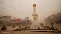 Abu Vulkanik Kelud Tutupi Jalan Protokol Yogyakarta
