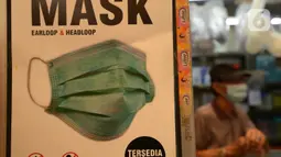 Aktivitas penjualan masker tiga lapis di Pasar Pramuka, Jakarta, Rabu (23/9/2020). Terkait pelarangan pemakaian masker scuba dan buff di KRL, penjualan masker biasa masih normal di pasaran dengan harga sekitar Rp.60.000-Rp 150.000 per boks. (merdeka.com/Imam Buhori)