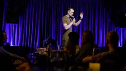 Komika Serhiy Lipko tampil pada pertunjukan stand-up comedy di Kyiv, Ukraina, 11 Juni 2022. Perang Ukraina tidak terlalu lucu, tetapi orang-orang di sana belajar menertawakan kengerian itu semua untuk tetap waras dalam konflik yang telah menewaskan puluhan ribu orang tersebut. (AP Photo/Natacha Pisarenko)