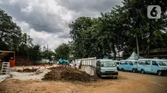 Angkutan umum berhenti di area proyek penataan Stasiun Tebet, Jakarta, Senin (28/12/2020). Pemerintah Provinsi DKI Jakarta melakukan penataan kawasan Stasiun Tebet untuk mengoptimalkan integrasi antarmoda bagi penumpang yang mengakses transportasi kereta api. (Liputan6.com/Faizal Fanani)