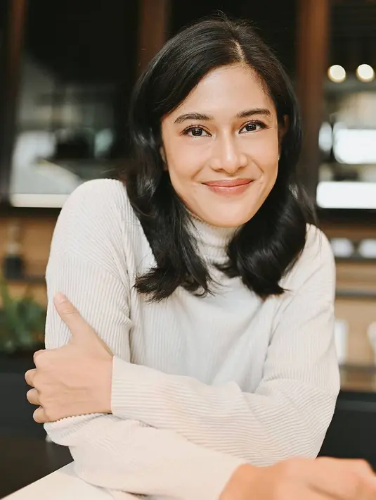 Lebih lanjut Dian mengatakan kegiatan yang ia lakukan selama di rumah setahun belakangan ini. Ia jadi bisa semakin sering makan bersama keluarga juga mengawasi anak-anaknya yang sekolah online. (Instagram/therealdisastr)