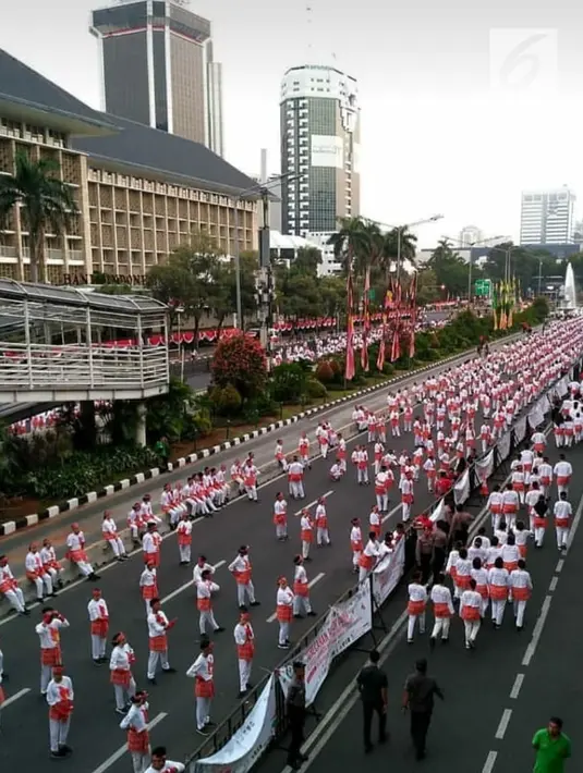 Ribuan peserta mengikuti pemecahan Guinness World Record tari Poco-poco di sepanjang Jalan MH Thamrin-Sudirman, Jakarta, Minggu (5/8). Pemecahan rekor tari Poco-poco ini dipelopori Kemenpora serta FOKBI. (Liputan6.com/Pool/Biro Pers Setpress)