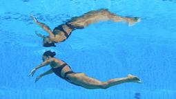 Anita Alvarez diketahui pingsan di dasar kolam di akhir penampilannya di nomor solo free final Kejuaraan Dunia Akuatik 2022 di Budapest, Hongaria, Rabu (22/6/2022). (AFP/Oli Scarff)