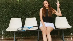 Tidak hanya bermain tenis, saat di lapangan tenis pun Aura Kasih tak lupa mengabadikan foto. Foto dengan berpose 2 jari ini banjir pujian netizen yang menyebut Aura Kasih kian cantik. Ya, meski sudah miliki anak, kecantikan Aura Kasih tetap terpancarkan. (Liputan6.com/IG/@aurakasih)