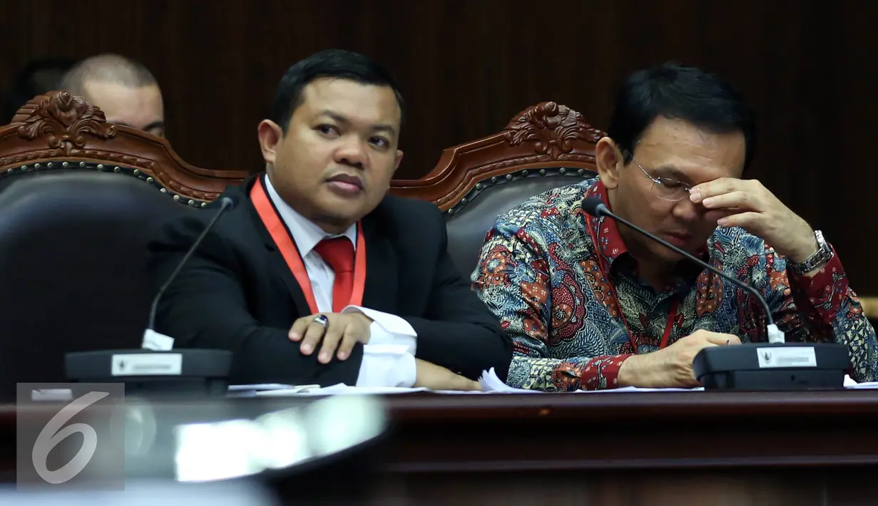Senyum Gubernur DKI Jakarta, Basuki T Purnama saat menghadiri sidang lanjutan di MK, Jakarta, Senin (5/9). Ahok menjalani Sidang Lanjutan dengan agenda mendengarkan keterangan Presiden dan DPR. (Liputan6.com/Johan Tallo)