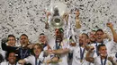Kapten Real Madrid, Sergio Ramos mengangkat tropi Liga Champions 2015/2016, Stadion San Siro, Milan, Minggu (29/5). Madrid menang dari Atletico melalui drama adu pinalti dengan skor 5-3. (Reuters/ Stefano Rellandini)