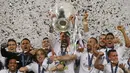 Kapten Real Madrid, Sergio Ramos mengangkat tropi Liga Champions 2015/2016, Stadion San Siro, Milan, Minggu (29/5). Madrid menang dari Atletico melalui drama adu pinalti dengan skor 5-3. (Reuters/ Stefano Rellandini)