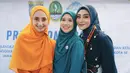 Sementara itu, Margin tampol lebih bold dengan kebaya warna navy yang memiliki bordiran bunga dan burung bangau. Dipadukan bawahan kain batik. [@official_amteam]