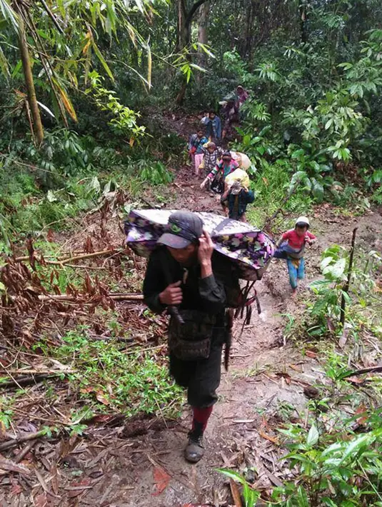 Warga mengungsi akibat pertempuran antara militer Myanmar dan gerilyawan Kachin dekat Tanai, negara bagian Kachin, Myanmar, 19 April 2018. Konflik Kachin menjadi salah satu perang terlama di muka bumi. (Labram Hkun Awng via AP Photo)