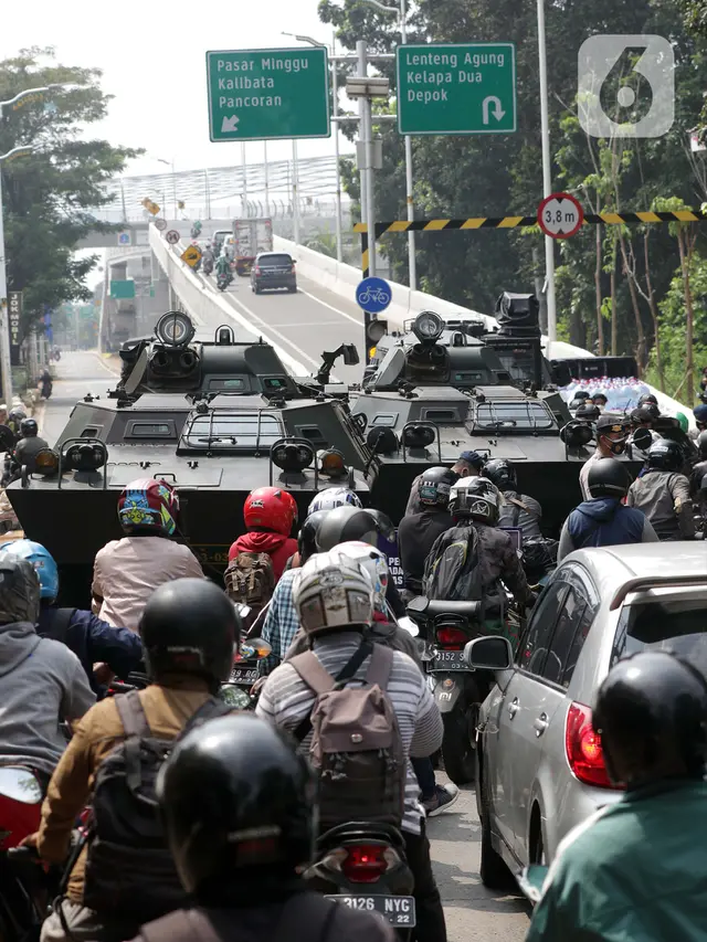 FOTO: Penyekatan PPKM Darurat di Jalan Lenteng Agung Raya