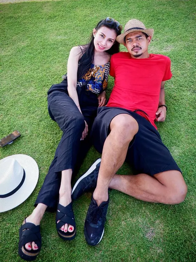 Digugat Pengesahan Anak, Ini 7 Potret Kebersamaan Bambang Pamungkas dengan Istri