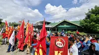 Ratusan buruh PT San Xiong Steel unjuk rasa di depan kantor Disnaker Lampung. Foto: (Liputan6.com/Ardi)