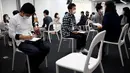 Peserta pria dan wanita menggunakan masker mengikuti layanan kencan di Tokyo, Jepang, (16/10). Dibuatnya acara Layanan kencan yang Sedang Marak di Jepang ini diakibatkan menurunnya tingkat pernikahan yang mencapai 50 Persen. (REUTERS/Kim Kyung-Hoon)