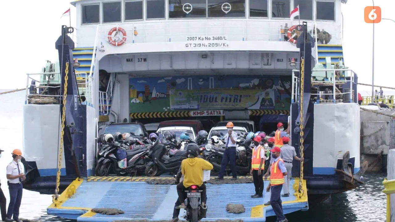 KM Satya Kencana mengakut  pemudik dari Pelabuhan Jangkar Situbondo (Hermawan Arifianto/Liputan6.com)