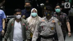 Bupati Kolaka Timur (Koltim) Sulawesi Tenggara, Andi Merya Nur (tengah) saat tiba di Gedung KPK, Jakarta, Rabu (22/9/2021). Sebelumnya, Andi Merya Nur terjaring operasi tangkap tangan (OTT) KPK bersama lima orang lainnya pada Selasa (21/9) malam. (Liputan6.com/Helmi Fithriansyah)