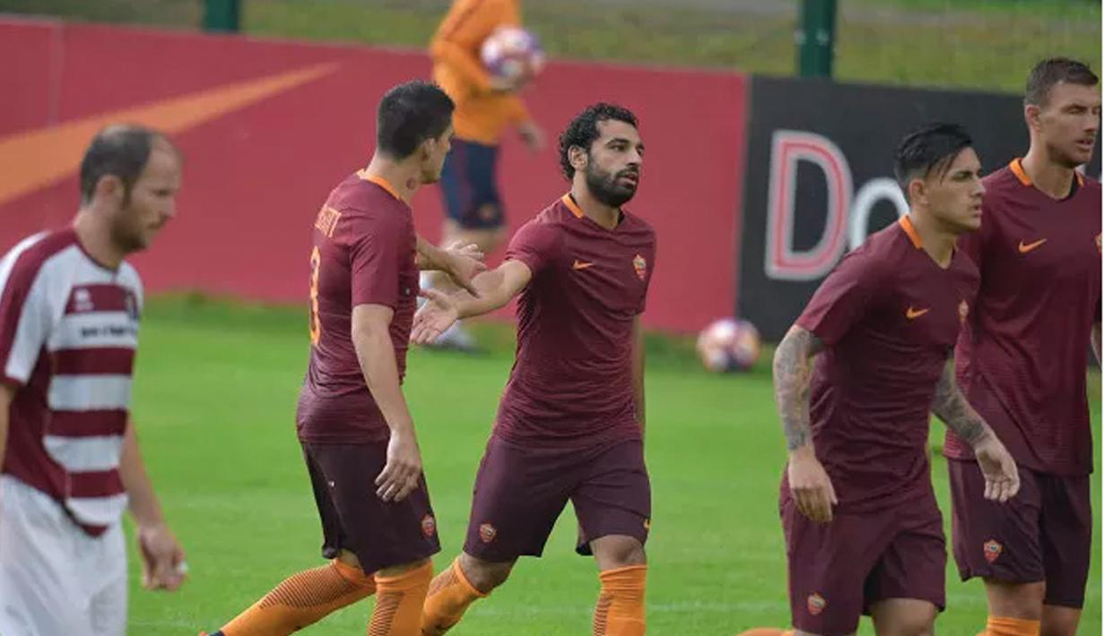 Mohamed Salah (tengah) merayakan gol bersama rekannya saat melawan AC Pinzolo pada laga uji coba di Pinzolo, Italia (13/7/2016). AS Roma menang 16-0. (Bola.com/asroma.com)