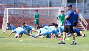 Pelatih Timnas Vietnam U-17, Cristiano Roland, memimpin anak asuhnya pada sesi latihan di Stadion Gelora 10 Nopember Tambaksari, Sabtu (18/4/2026) siang WIB, jelang duel menghadapi Timnas Indonesia U-17 pada laga terakhir Grup A Piala AFF U-17 2026. Pertandingan kedua tim akan berlangsung di Stadion Gelora Delta, Sidoarjo, Minggu (19/04/2026) malam WIB. (Bola.com/Muhammad Iqbal Ichsan)