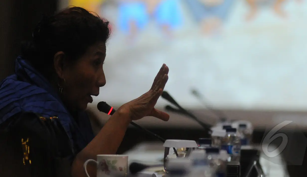 Menteri Kelautan dan Perikanan (KKP) Susi Pudjiastuti saat memberikan keterangan pers terkait kasus perbudakan ABK asing PT Pusaka Benjina Resources, Benjina, Maluku di Kantor Kementerian KKP, Jakarta, Rabu (8/4/2015). (Liputan6.com/Herman Zakharia)