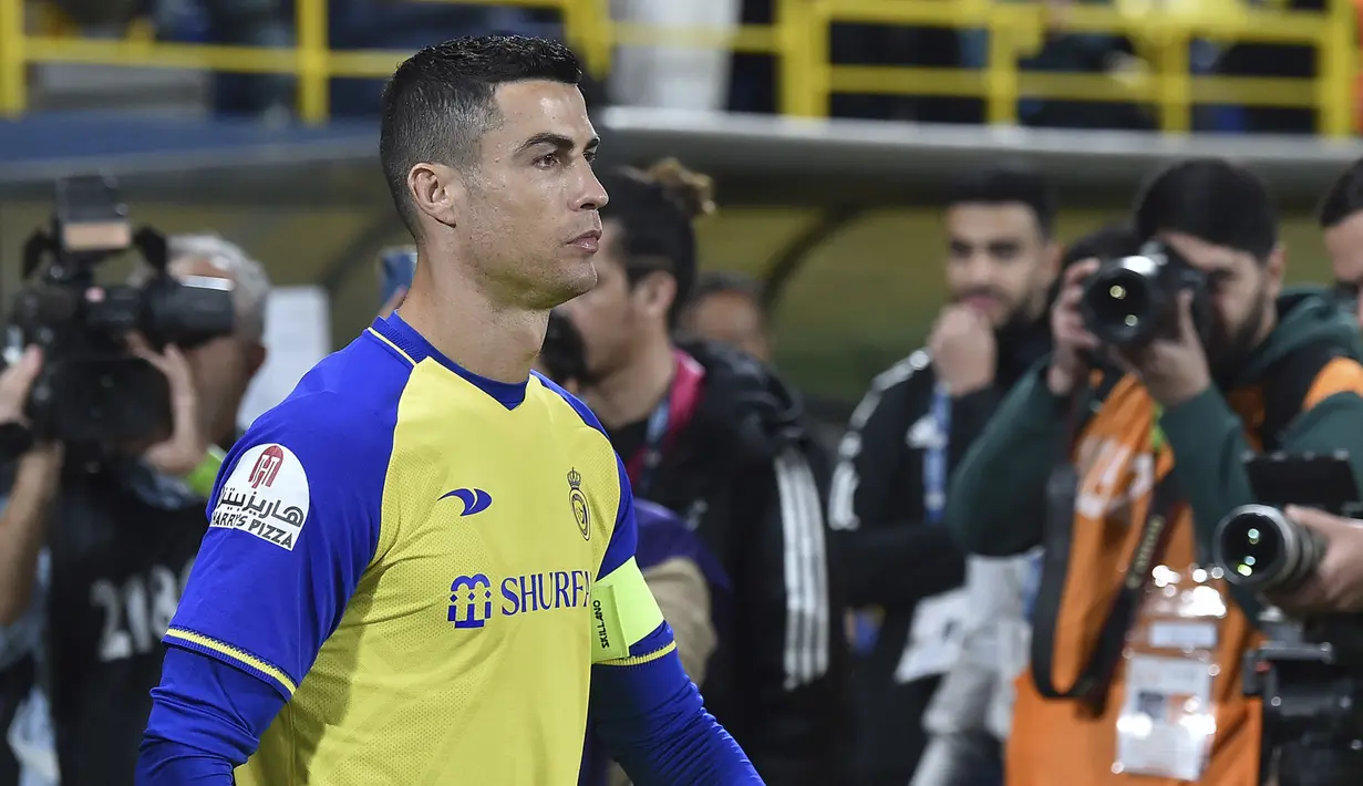 <p>Penyerang Al Nassr, Cristiano Ronaldo memasuki lapangan untuk memainkan pertandingan melawan Al Ettifaq pada Liga Pro Saudi di Stadion Mrsool Park, di Riyadh, Arab Saudi, Minggu (22/1/2023). Ronaldo yang menjalani laga debut dengan bertindak sebagai kapten tim. (AP Photo)</p>