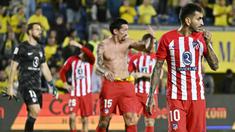 Pemain Atletico Madrid meninggalkan lapangan dengan wajah kecewa setelah ditaklukkan Las Palmas pada laga Liga Spanyol di Stadion Gran Canaria, Sabtu (4/11/2023). Las Palmas sukses mengalahkan Atletico Madrid dengan skor 2-1. (AFP/Javier Soriano)